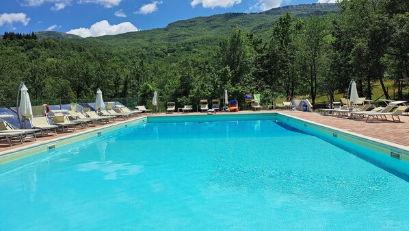 Kauden mukainen ulkouima-allas