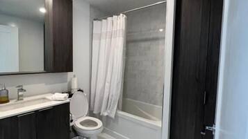 Bañera, secador de pelo, toallas, jabón