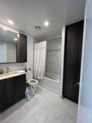 Bañera, secador de pelo, toallas, jabón