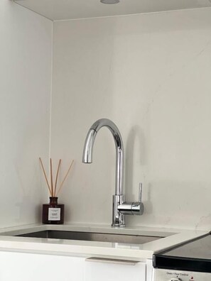 Refrigerador con congelador, microondas, horno y lavavajillas 