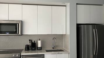 Refrigerador con freezer, microondas, horno, lavavajillas