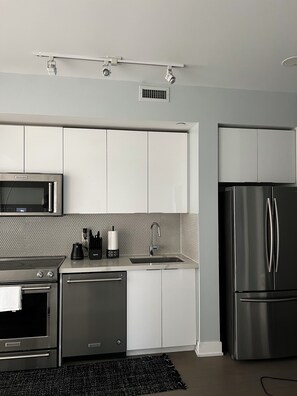 Full-size fridge, microwave, oven, dishwasher