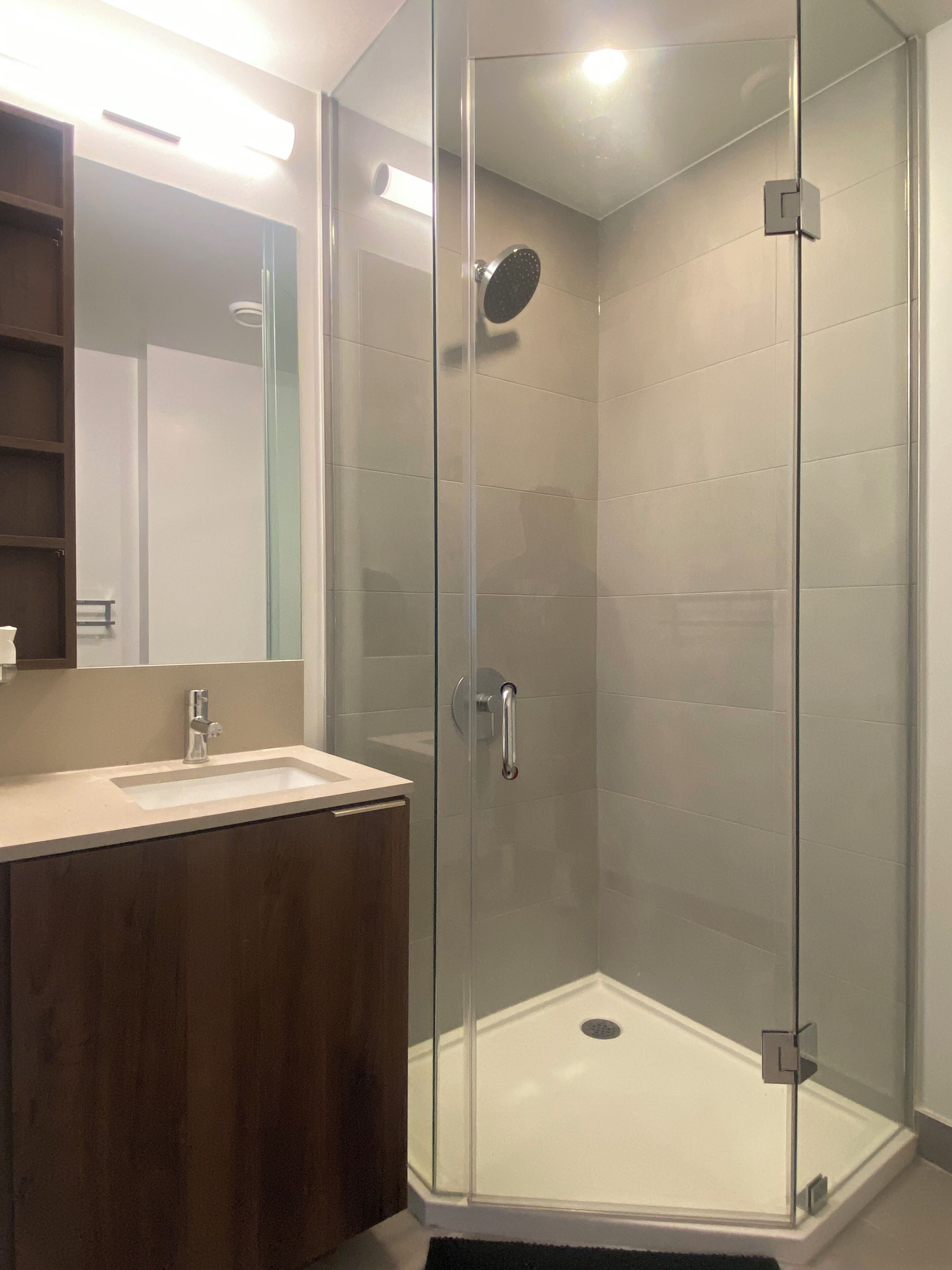 Bañera, secador de pelo, toallas, jabón