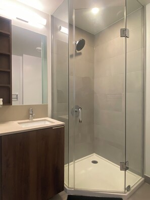 Bathtub, hair dryer, towels, soap - Upscale Cityscape Toronto (Toronto)