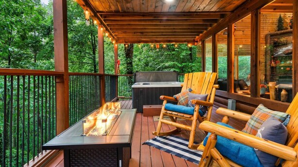 Une terrasse en bois avec un foyer, des sièges d’extérieur et un barbecue.