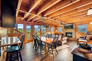 Dining - 4BR w/Mountain Views! Hot Tub*Game Room*Comm Pool (Sevierville)