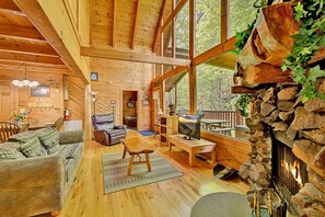 TV, fireplace - 2BR Cabin w/Hot Tub*Fireplace*BBQ*Jacuzzi*Peaceful (Sevierville)