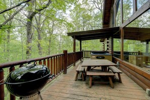 Outdoor dining - 2BR Cabin w/Hot Tub*Fireplace*BBQ*Jacuzzi*Peaceful (Sevierville)