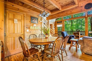 Pigeon-Forge-Cabin-Whispering-Pines-Interior-Dining - 2BR Cabin w/Hot Tub*Fireplace*BBQ*Jacuzzi*Peaceful (Sevierville)