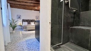 Regadera, secadora de cabello, bidet, toallas 