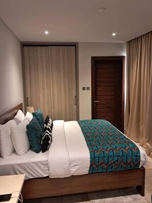 خزنة داخل الغرفة ومكواة/لوح كي وواي فاي مجانًا