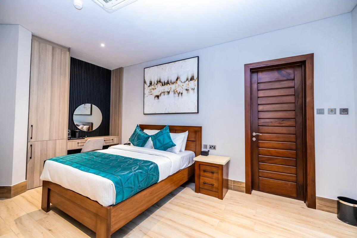 Caja de seguridad en la habitación y tabla de planchar con plancha 