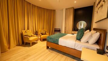 Chalet, vista a la alberca | Caja de seguridad en la habitación y tabla de planchar con plancha