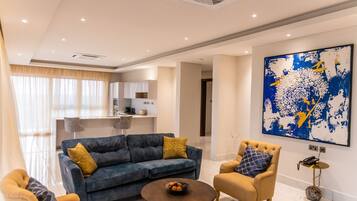 Departamento, balcón, vista al océano | Área de sala de estar