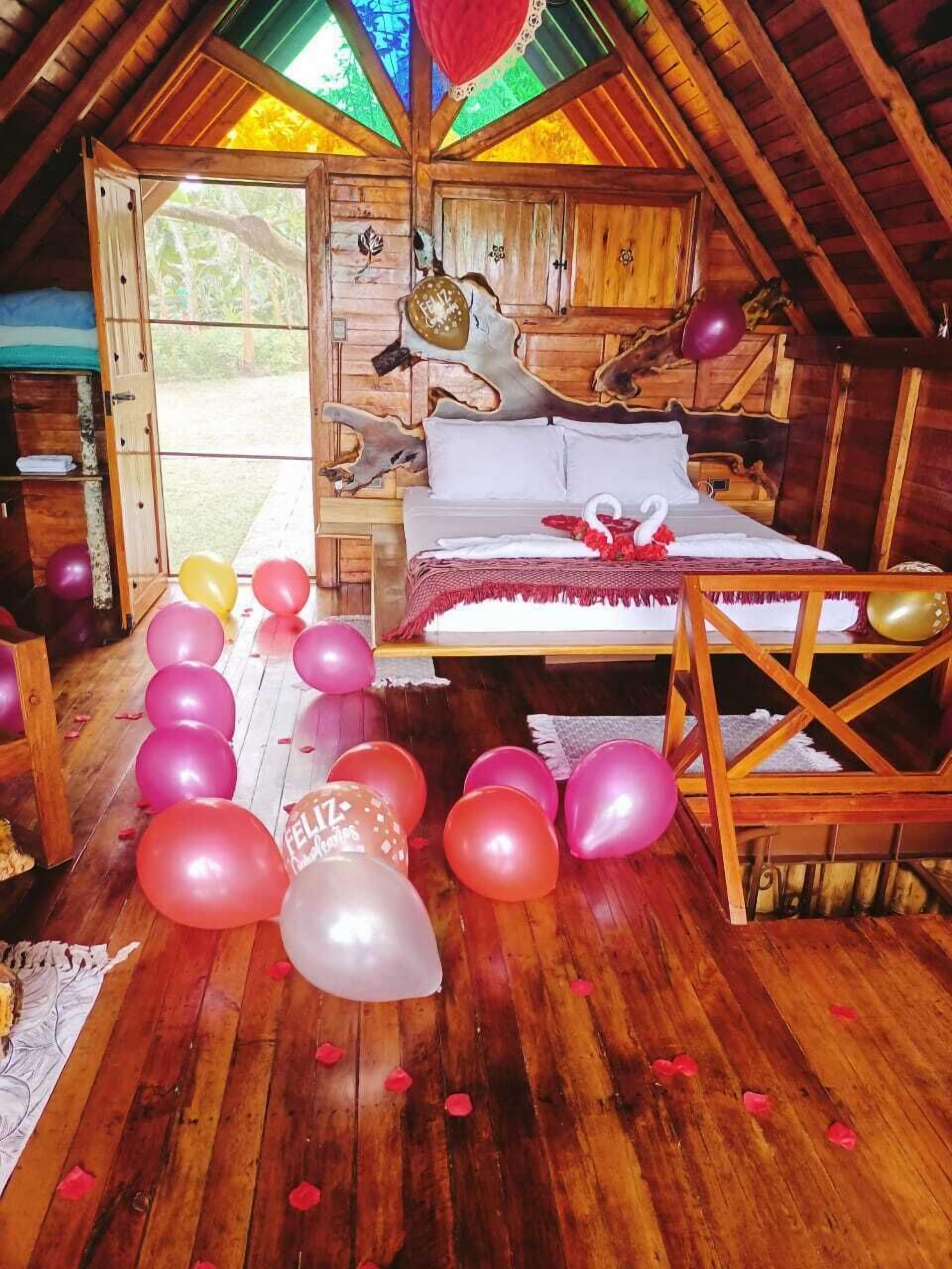 Minibar, tabla de planchar con plancha, wifi gratis y ropa de cama 