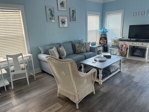 Living area - Seaside Getaway Condo in Purple Parrot Resort! One Bedroom with pool and gym (Pensacola)