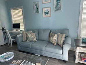 Living area - Seaside Getaway Condo in Purple Parrot Resort! One Bedroom with pool and gym (Pensacola)