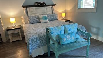 Een strijkplank/strijkijzer, wifi, beddengoed