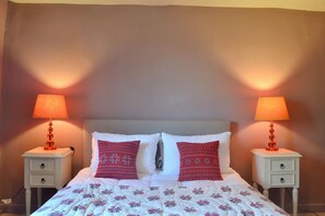 Iron/ironing board, travel cot, free WiFi, bed sheets - Charming 17th-Century listed Manor Farmhouse, on an organic Oxfordshire farm. (Oxford)