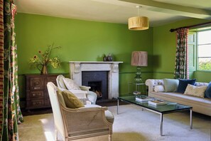 Smart TV, fireplace, books, stereo - Charming 17th-Century listed Manor Farmhouse, on an organic Oxfordshire farm. (Oxford)