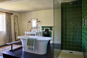 Shower, hair dryer, towels, soap - Charming 17th-Century listed Manor Farmhouse, on an organic Oxfordshire farm. (Oxford)