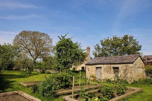 Exterior - Charming 17th-Century listed Manor Farmhouse, on an organic Oxfordshire farm. (Oxford)