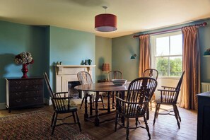 Dining - Charming 17th-Century listed Manor Farmhouse, on an organic Oxfordshire farm. (Oxford)