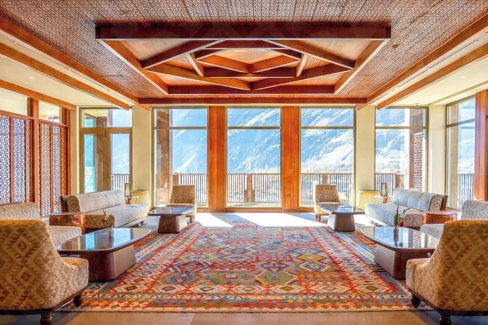 Sost Serena Hotel