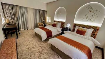 Tomannsrom – deluxe, balkong | Safe på rommet, skrivebord og skrivebord for bærbar PC