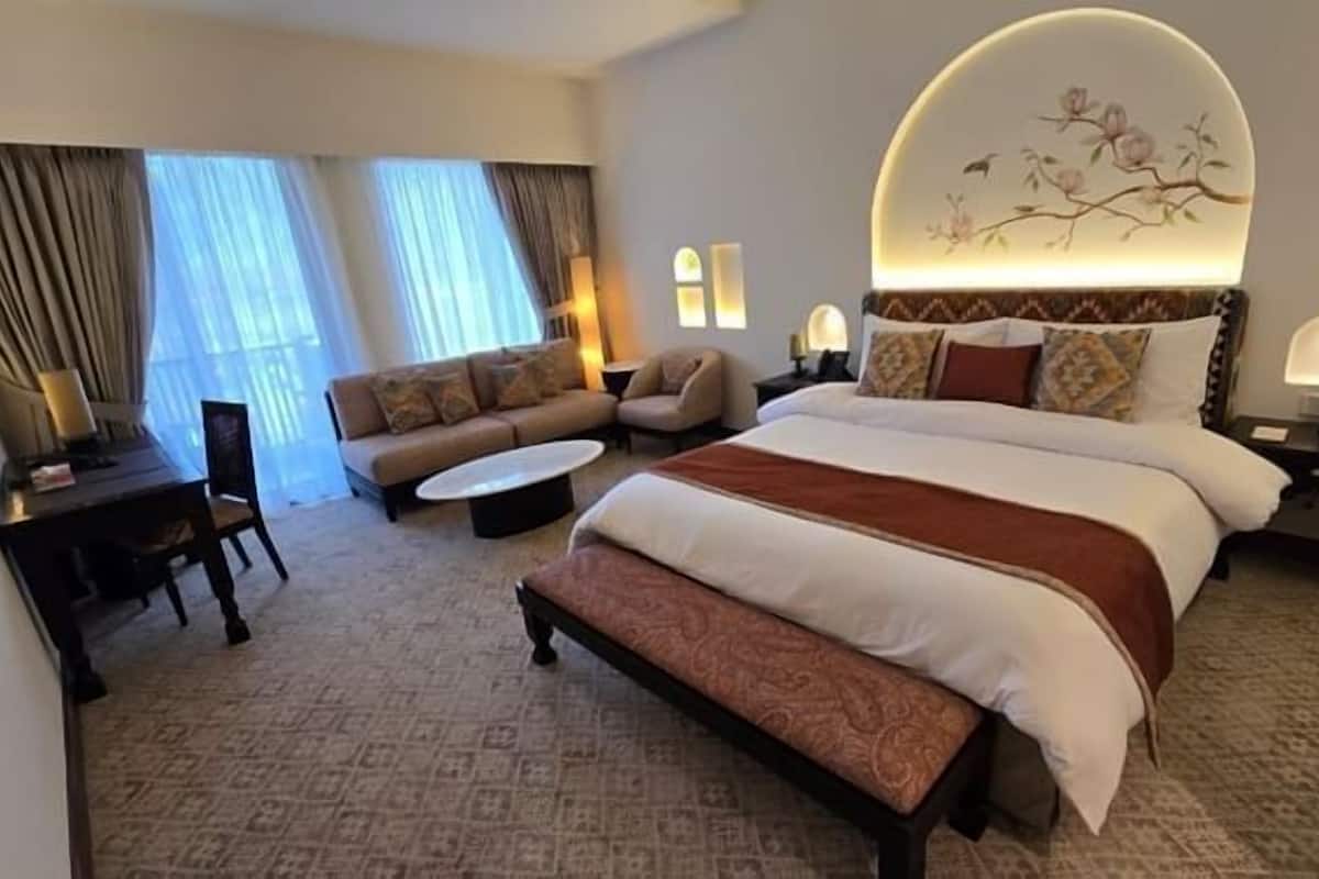 In-room safe, desk, laptop workspace, iron/ironing board