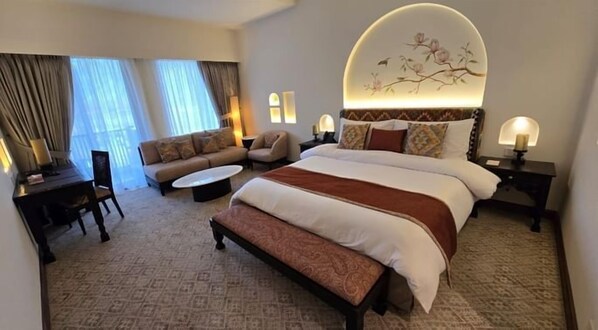 خزنة داخل الغرفة ومكتب ومساحة عمل للكمبيوتر المحمول ومكواة/لوح كي