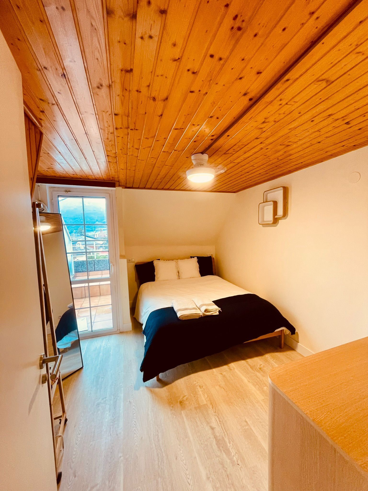 Een strijkplank/strijkijzer, wifi, beddengoed