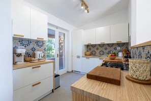 Een koelkast, een oven, een kookplaat, een vaatwasser