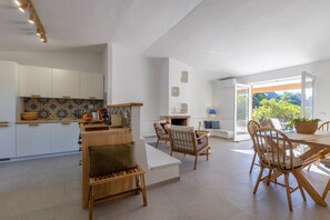 Frigorífico, horno, placa de cocina y lavavajillas