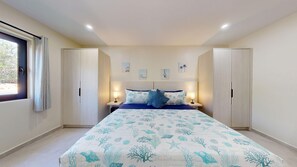 A bedroom with a bed, two nightstands, a window with curtains, and two wardrobes. - Palm Beach Hideaway #8 - New Construction 2Bedrooms 2bathrooms Pool/Rooftop (Noord)