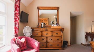Deluxe Room, Garden View | Iron/ironing board, free WiFi