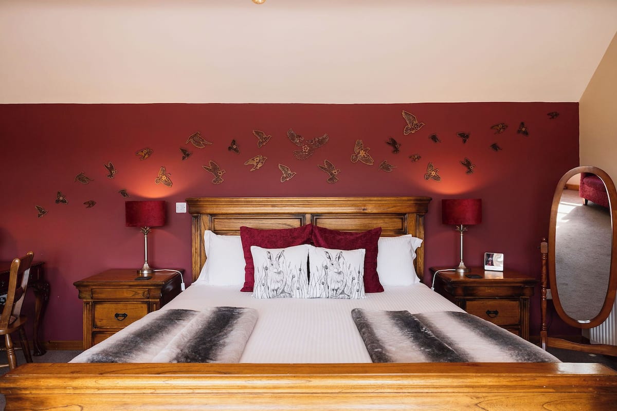 Deluxe Room, Garden View | Iron/ironing board, free WiFi