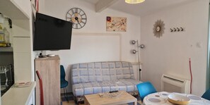 Interior - Gîte Les Garrigues – Modern Comfort Near Les Baux-de-Provence, Sleeps 3 (Mouriès)
