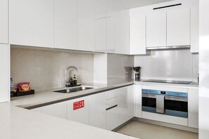 Private kitchen - 2BR M Huge Terrace Direct Canal Access (Dubai)