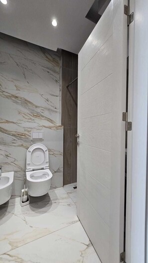 Apartment, Balkon | Badezimmer