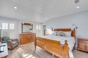 4 bedrooms, free WiFi, bed sheets - Barefoot Bliss - Heated Pool, Walk to the Beach, Ping Pong (St. Augustine)