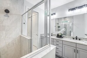 Chuveiro, secador de cabelo, toalhas de banho, sabonete