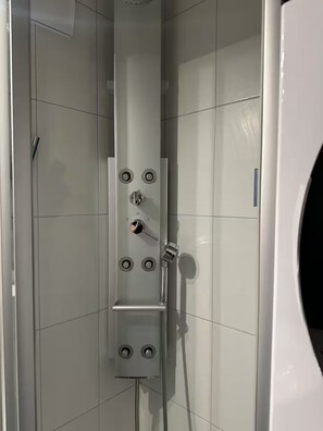 Shower, hair dryer, towels, soap - Victoria B (Zermatt)