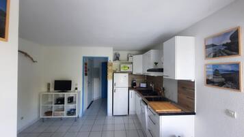 KjĂžleskap, mikrobĂžlgeovn, ovn og kokeplater