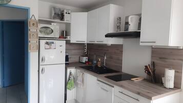 Een koelkast, een microgolfoven, een oven, een kookplaat