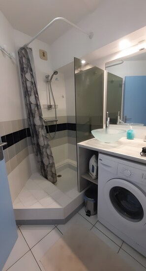 Ducha, secador de pelo y toallas