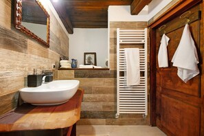 Shower, hair dryer, towels - Holiday Home 'Maison Core' with Mountain View and Wi-Fi (Fontainemore)