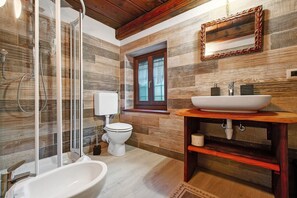Shower, hair dryer, towels - Holiday Home 'Maison Core' with Mountain View and Wi-Fi (Fontainemore)