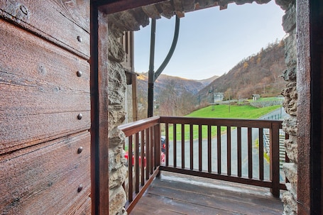 Property grounds. Holiday Home 'Maison Core' with Mountain View and Wi-Fi