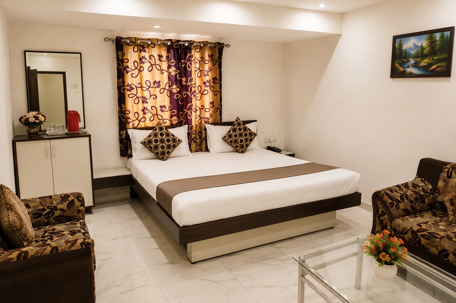 Une chambre d’hôtel avec un lit, un bureau, une chaise, un miroir et un tableau au mur.
